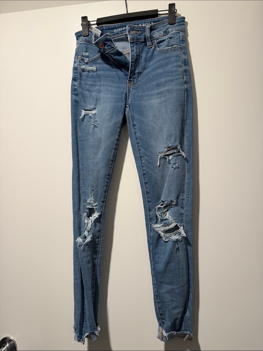 American Eagle Outfitters Women’s Light Blue Ripped Skinny Jeans